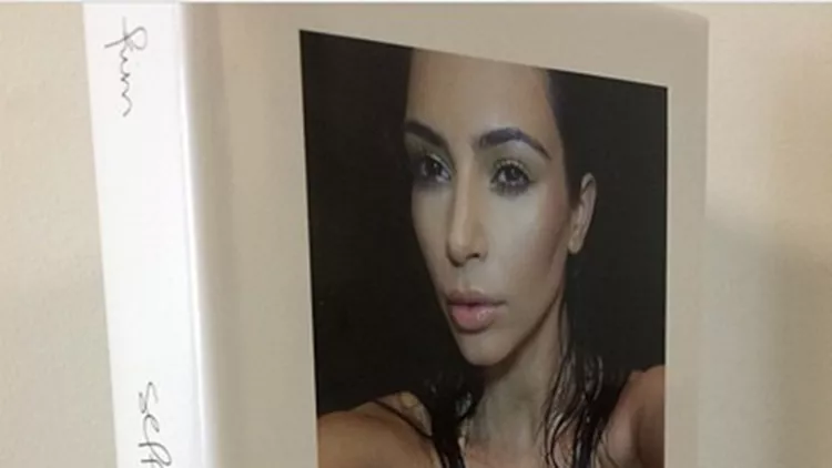 Kim Kardashian: Όλες οι selfies της σε ένα βιβλίο