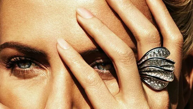 Charlize Theron: Η αληθινά super sexy φωτογράφιση στο περιοδικό “W”