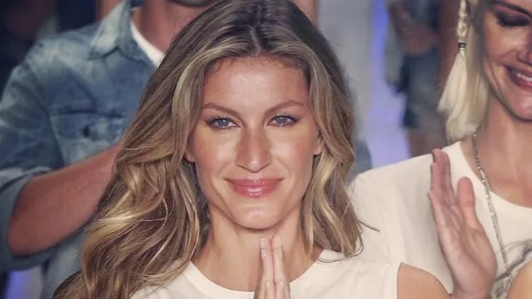 Gisele: Ολόγυμνη στο εξώφυλλο της Vogue για τα 20 χρόνια της στη μόδα