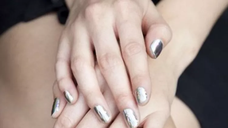 #maniMonday: Είναι η κατάλληλη στιγμή να τολμήσεις τα metallic nails! 