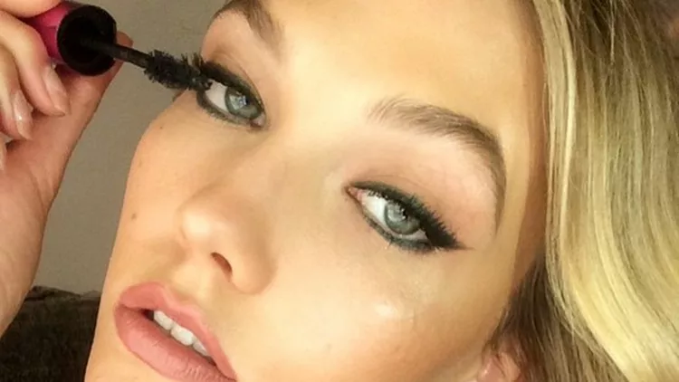 Jade Liner: Το νέο it χρώμα eyeliner σύμφωνα με τη Beyonce και την Karlie Kloss