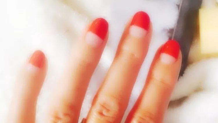 #maniMonday: H Gwyneth Paltrow εφαρμόζει το half manicure και εμείς ακολουθούμε
