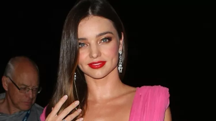 Miranda Kerr: Πώς κατάφερε να κλέψει τις εντυπώσεις χωρίς να περπατήσει στο κόκκινο χαλί 