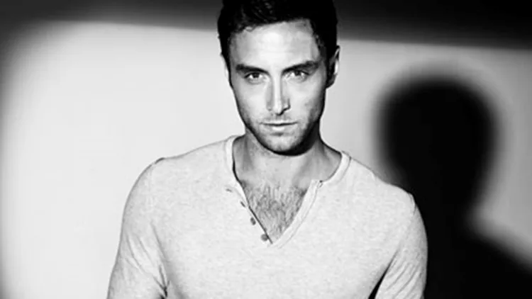 Ο  εκπρόσωπος της Σουηδίας μιλά στην κάμερα  του 95.2 Athens DeeJay