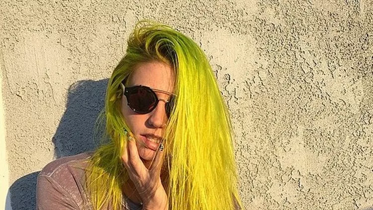 Μαλλιά σαν ουράνιο τόξο: Το hot summer trend που πρέπει να δοκιμάσεις 