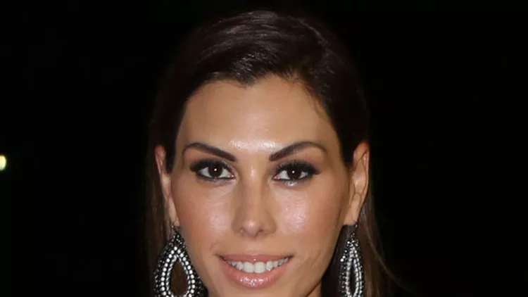 Mια φωτεινή προσθήκη έκανε και η Ιωάννα Μπούκη φορώντας ένα κομψό ζευγάρι σκουλαρίκια.