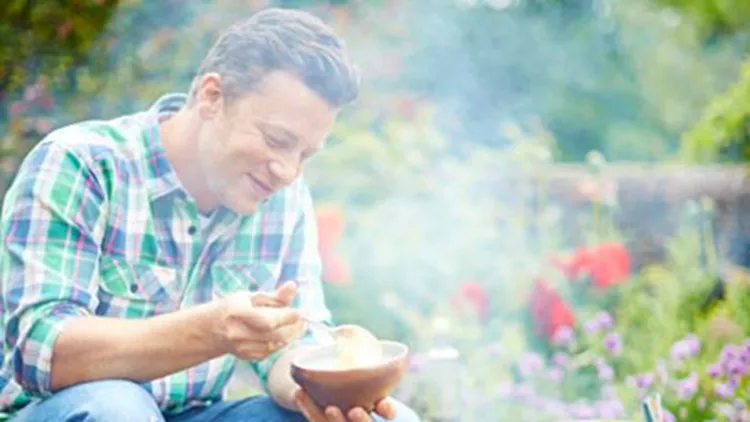 Ο Jamie Oliver βρίσκεται στην Ελλάδα και απολαμβάνει το φαγητό