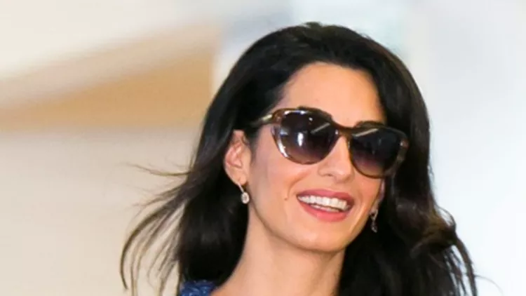 Amal Clooney: Με άψογο καλοκαιρινό look στο αεροδρόμιο 