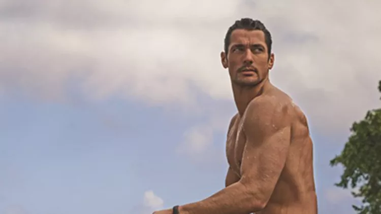 Το εντυπωσιακό μοντέλο David Gandy παρουσιάζει Autograph Swimwear για τα Marks & Spencer