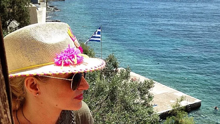 Μαρία Μπεκατώρου: Στη Σύρο, με τραγούδι και αστείες φωτογραφίες