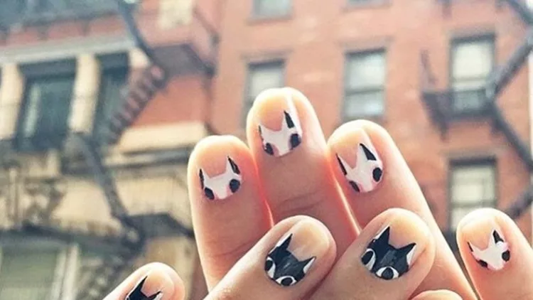 #maniMonday: Μια γάτα περπατάει πάνω στα νύχια σου! 