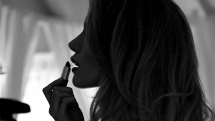 4 beauty tips για μια λαμπερή βραδινή εμφάνιση