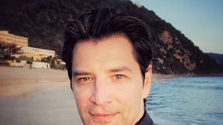 O Σάκης Ρουβάς παίζει και golf (φωτογραφία)