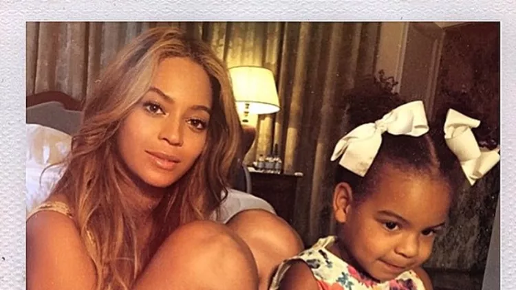 Η Beyonce ανέβασε μια σπάνια φωτογραφία, αγκαλιά με την κόρη της, Blue Ivy.