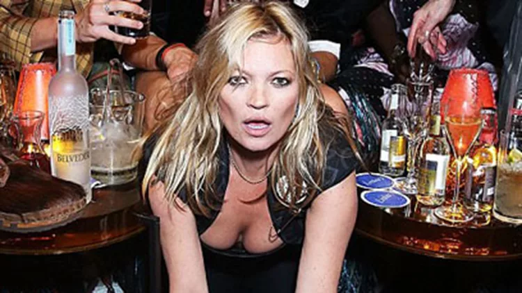 Η Kate Moss σε προκλητικές πόζες (photos)