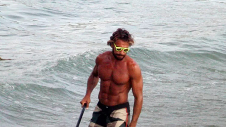 Γιάννης Μαρακάκης: Για surf στη Βουλιαγμένη με σούπερ αθλητικό σώμα!