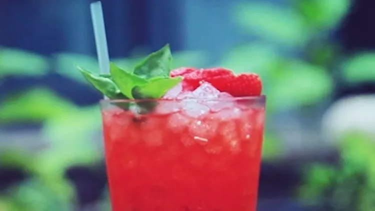 Cocktail με φράουλα και λικέρ μαστίχα