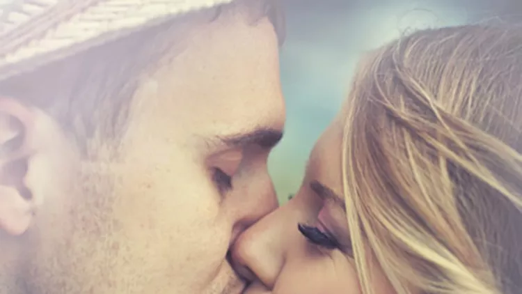 Παγκόσμια Ημέρα Φιλιού: Θα ανταλλάξεις 10 εκατομμύρια βακτήρια;