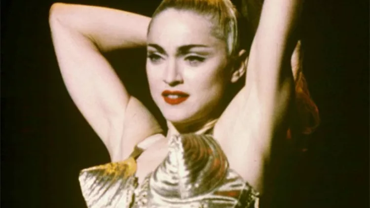 Madonna: Μπορεί η Madonna να επαναπροσδιορίζε συνεχώς το στυλ της στο πέρασμα των δεκαετιών, αλλά ήταν η θρυλική εμφάνισή της ως Material Girl (με το σουτιέν σε σχήμα κώνου και τα bustier με καρφιά) στα ‘80s που την έχρισε πρωτοπόρο της μόδας.