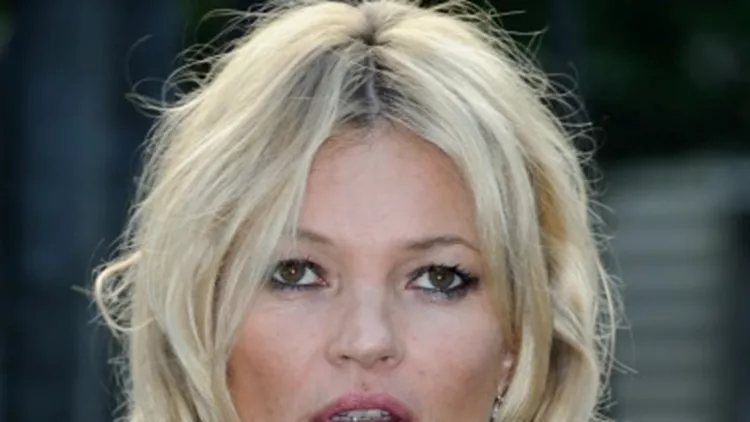 Η Kate Moss αποδεικνύει ότι τα messy hair είναι το πιο sexy χτένισμα!