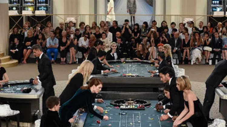 Ένα καζίνο με χολιγουντιανές σταρ και μοντέλα έστισε η Chanel για το show της υψηλής ραπτικής της! 