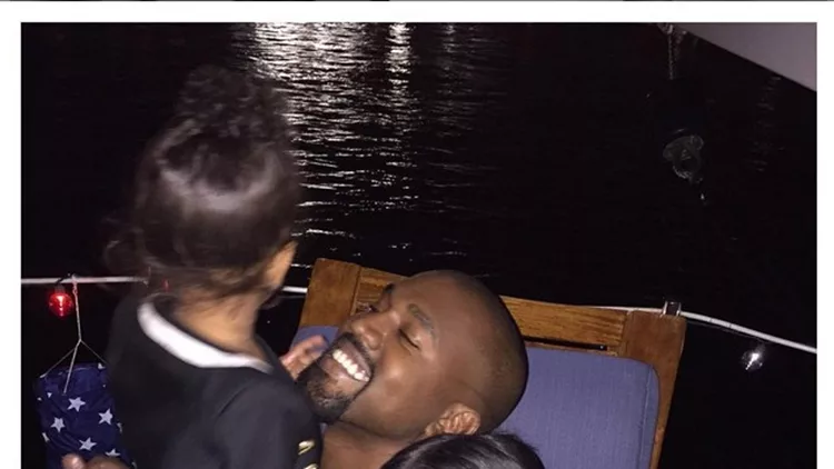 H Kim Kardashian ανέβασε μια φωτογραφία με την μικρή North στην αγκαλιά του Kanye West και την ίδια στο πλευρό τους.