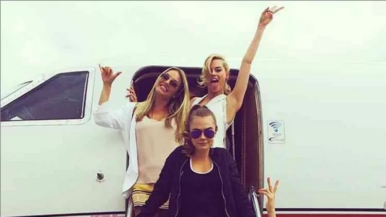 Η Cara Delevingne πέταξε μέχρι το ComiCon μαζί με την υπόλοιπη "Suicide Squad". 