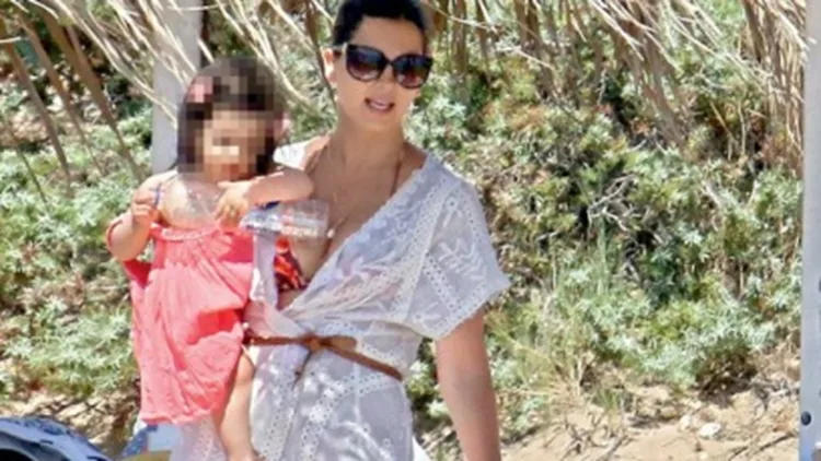 Σταματίνα Τσιμτσιλή - Θέμης Σοφός: Οι οικογενειακές διακοπές στην Πάρο!