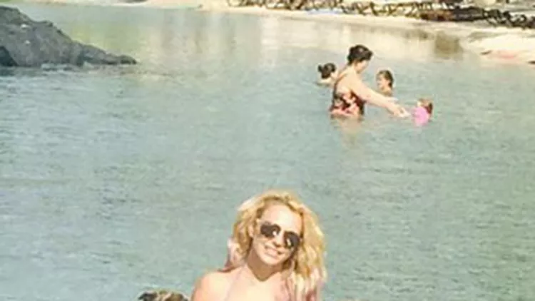 Η Britney Spears φωτογραφίζεται με μαγιό και εντυπωσιάζει