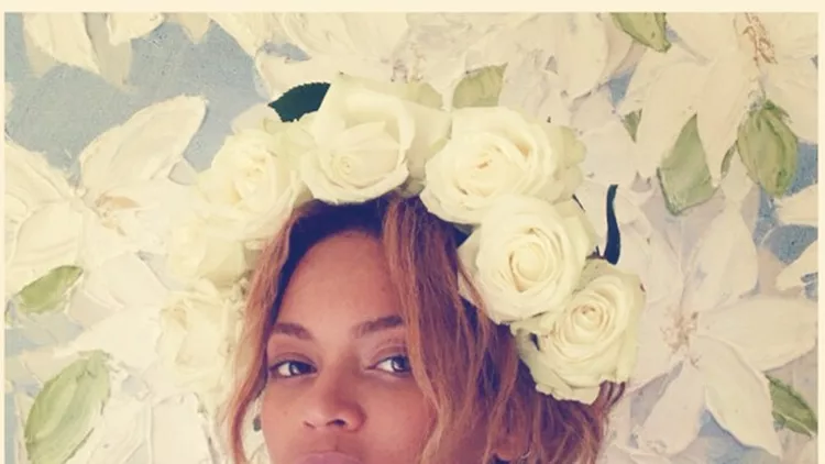 Η Beyonce σε μια από τις πολλές φωτογραφίες της χωρίς μακιγιάζ, χωρίς ωστόσο να είναι αυτό που κλέβει την παράσταση