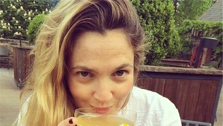 Λατρεύουμε την γλυκύτητα της Drew Barrymore ενώ πίνει το ποτό της