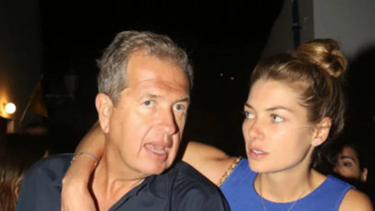 Το top model Jessica Hart με το Mario Testino και το σύντροφο της Σταύρο Νιάρχο στη Μύκονο 