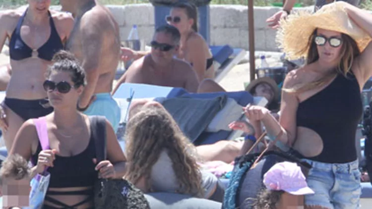 Σίσσυ Χρηστίδου - Μαρία Κορινθίου: Με τα παιδιά τους στην παραλία!