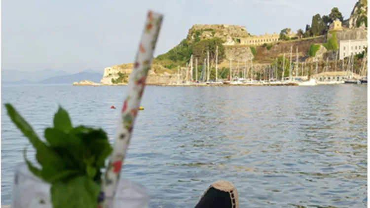 Αυτά είναι τα 10 μπαρ που αγαπάμε στα ελληνικά νησιά