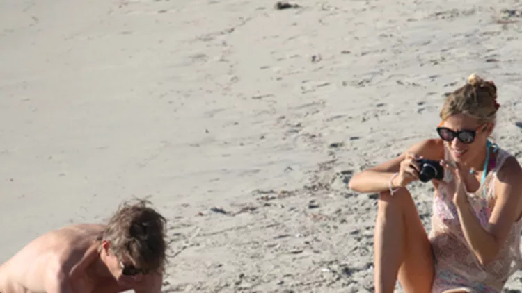 Μαριέττα Χρουσαλά- Λέων Πατίτσας: Παιχνίδια στην παραλία με την κόρη τους