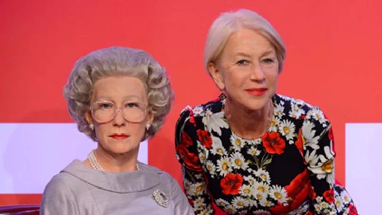 Βρες την αληθινή! Η “βασίλισσα” Helen Mirren ποζάρει δίπλα σε τρία κέρινα ομοιώματά της