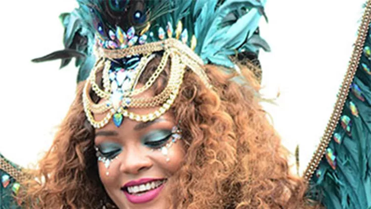 Rihanna: Σέξι με παραδοσιακή στολή στα Barbados