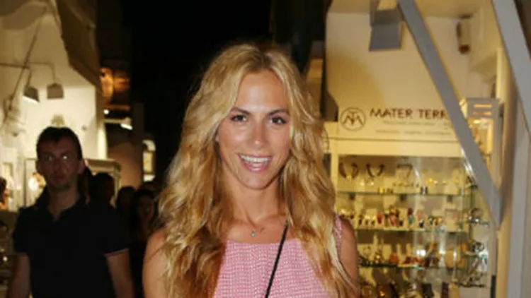 Ντορέττα Παπαδημητρίου: Χαρούμενη στη Μύκονο μετά την επίσημη ανακοίνωση ότι αναλαμβάνει την πρωινή εκπομπή του Mega.