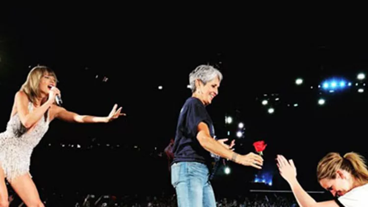 Taylor Swift ,  Julia Roberts και Joan Baez: Όλες μαζί στην σκηνή