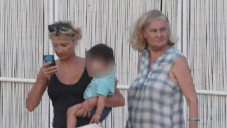 Η Φαίη Σκορδά με τη μαμά και τον γιο της στην Τήνο