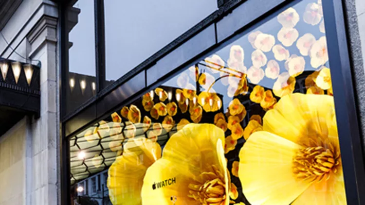 Οι βιτρίνες στο Selfridges γέμισαν λουλούδια