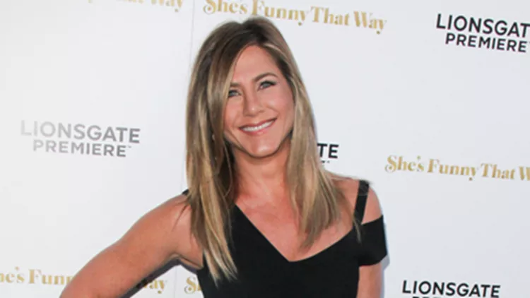 Η Jennifer Aniston δείχνει για πρώτη φορά το δαχτυλίδι του γάμου της