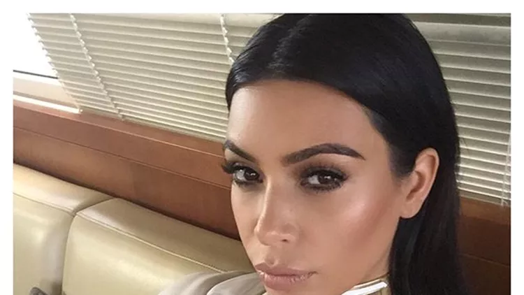 Η Kim Kardashian στο σκάφος εξηγεί πως δεν μπορεί να κάνει jet ski με αυτά που φοράει...