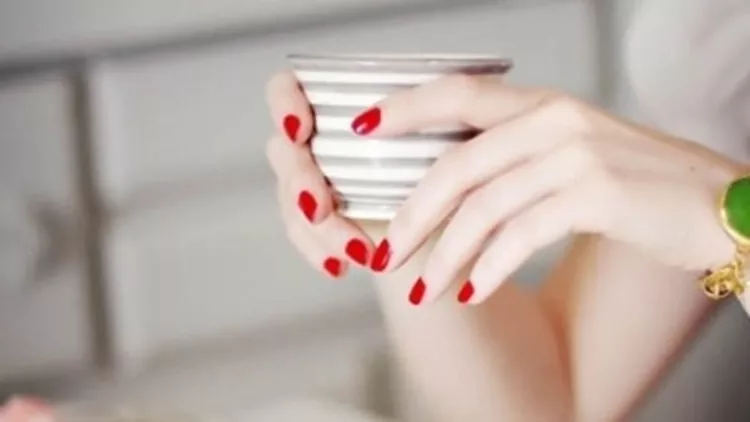 Το nail tip που θα ανανεώσει το κόκκινο μανικιούρ! 