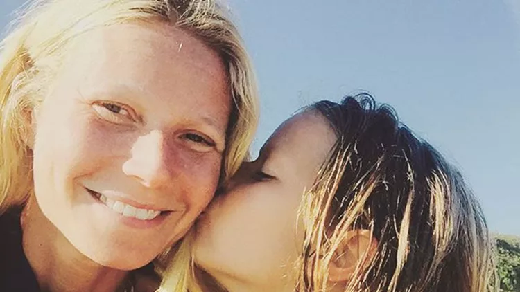 H Gwyneth Paltrow δέχεται ένα γλυκό φιλί από την κόρη της Apple. 