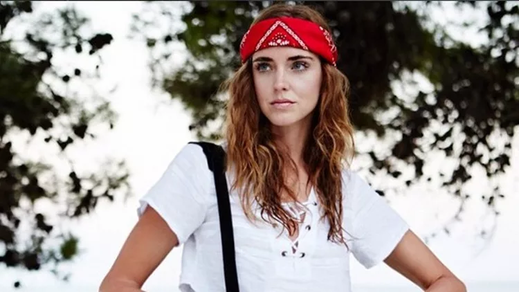 Η Chiara Ferragni φοράει την κλασική μπαντάνα τιμώντας το αγαπημένο hair look από τα 90s.