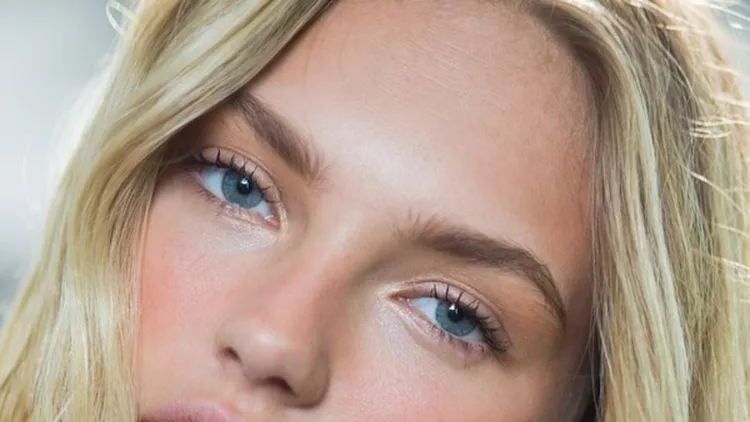To natural make up: Εξακολουθεί να διατηρεί μια θέση στην καρδιά μας. Είναι εύκολο, πρακτικό, για όλες τις ώρες, ταιριάζει σε όλες και, ναι, θα το βλέπουμε πολύ και φέτος (Dsquared²)
