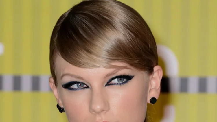 Η Taylor Swift μπήκε στο κλίμα του φθινοπώρου υιοθετώντας από τώρα το trend της νέας σεζόν, το γραμμικό μακιγιάζ στα μάτια με αποτέλεσμα ένα secy cat eye look. Δες όλες τις τάσεις του χειμώνα εδώ