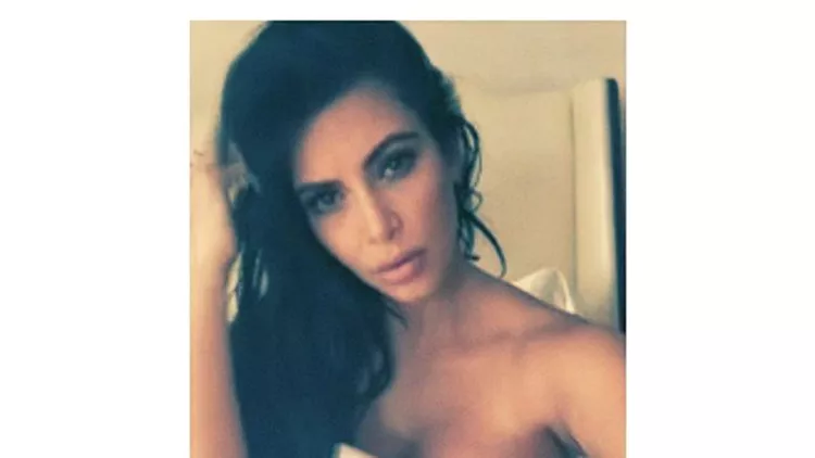 Η Kim Kardashian ποζάρει και πάλι γυμνή και συνομιλεί με το φωτογράφο Mert Alas για της ανάγκες του περιοδικού Interview που κάνει αφιέρωμα στις selfies.