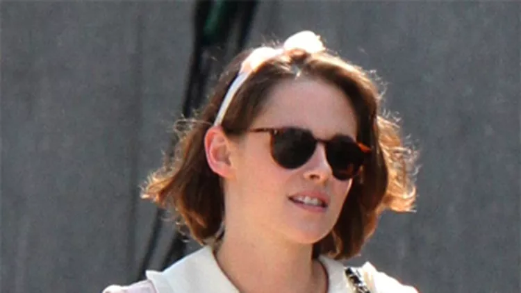 Kristen Stewart: Αγνώριστη με ρετρό στυλ στη νέα ταινία του Woody Allen